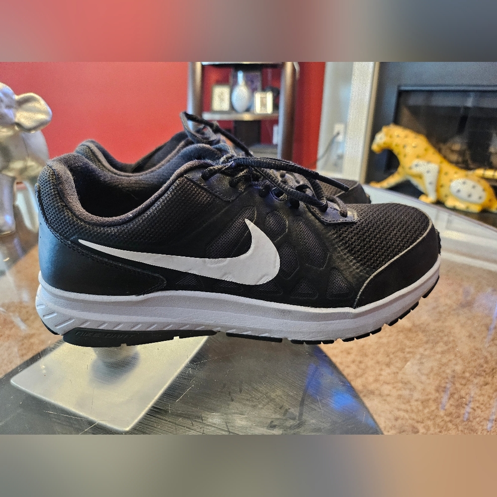 Nike darts 11 size 10